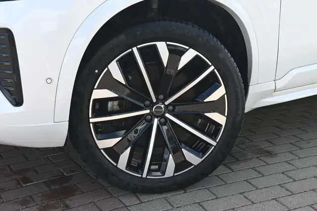 Volvo XC90 view 11
