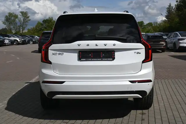 Volvo XC90 view 4