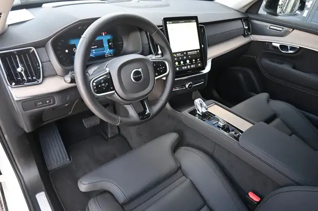 Volvo XC90 view 12