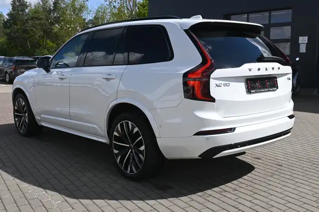 Volvo XC90 view 3