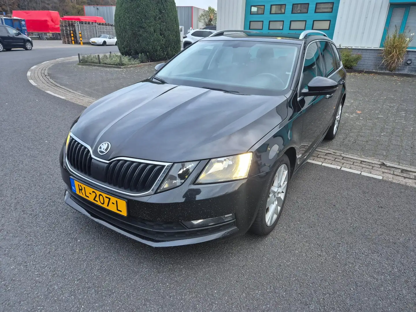 Skoda Octavia Combi 1.6 TDI DSG Greentech Ambition Automaat APK Schwarz - 1