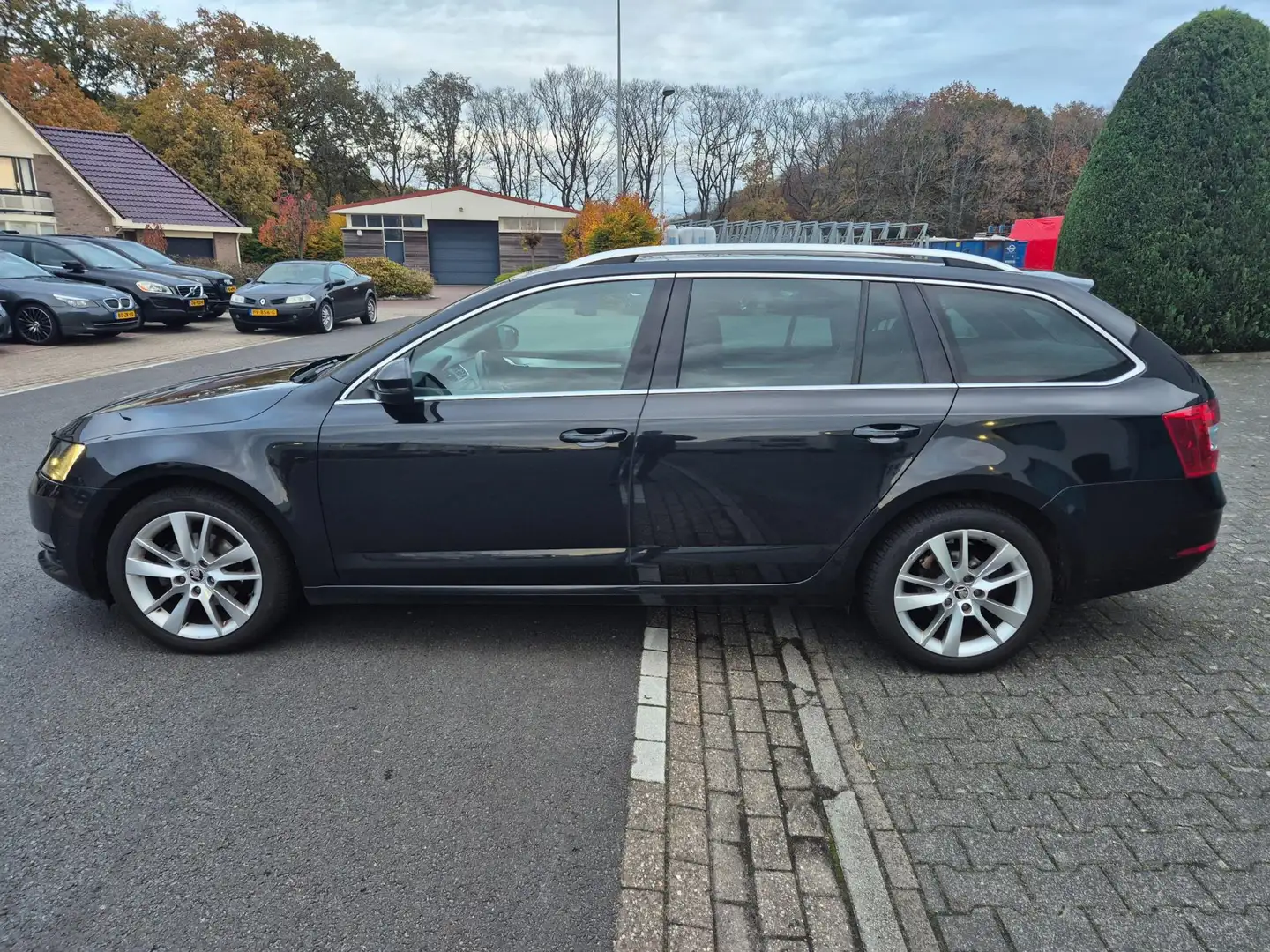 Skoda Octavia Combi 1.6 TDI DSG Greentech Ambition Automaat APK Schwarz - 2