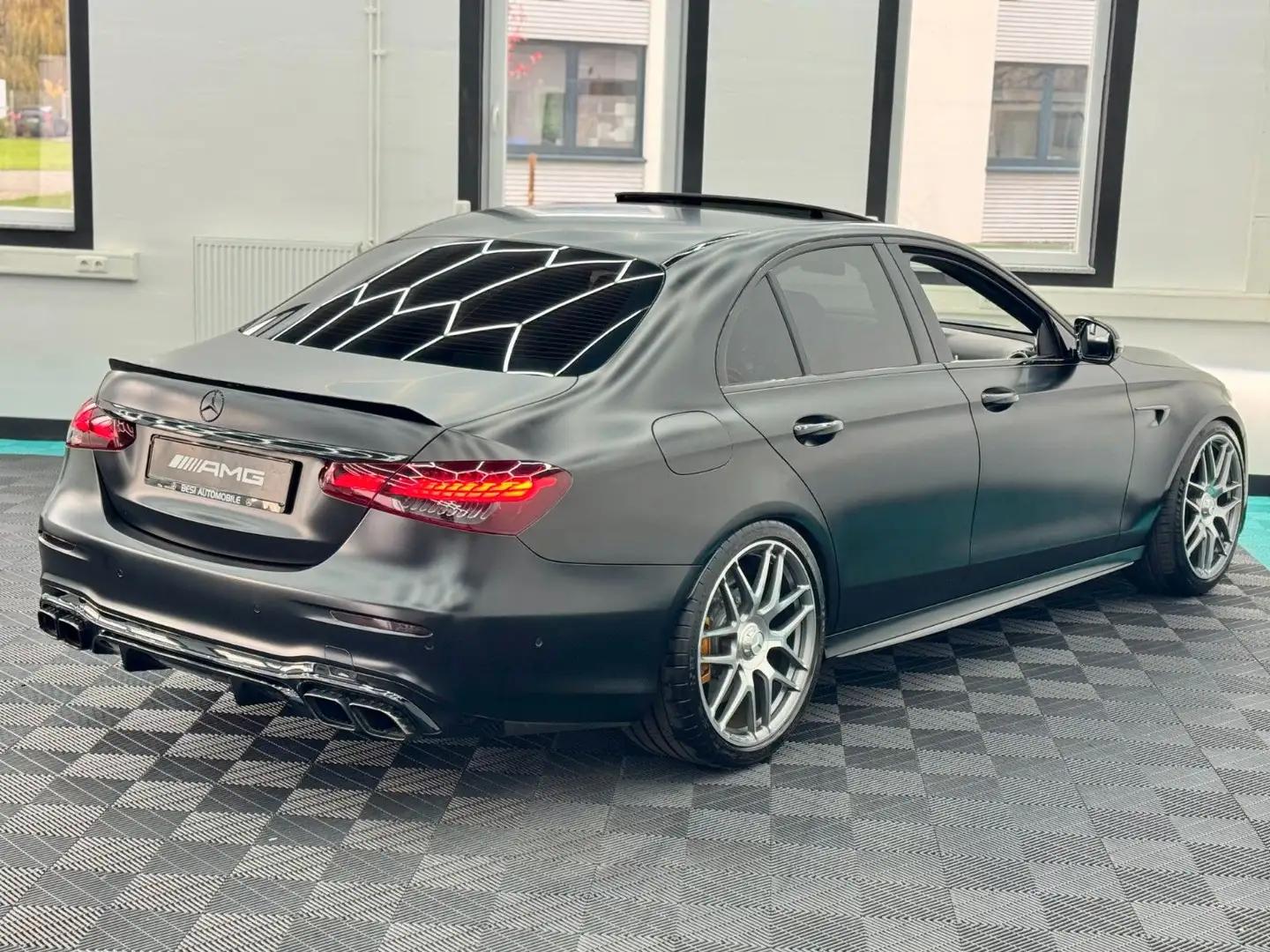 Mercedes-Benz E 63 AMG S 4M+ LIM. KERAMIK/PERFORMANCE/3DBURMES Schwarz - 2