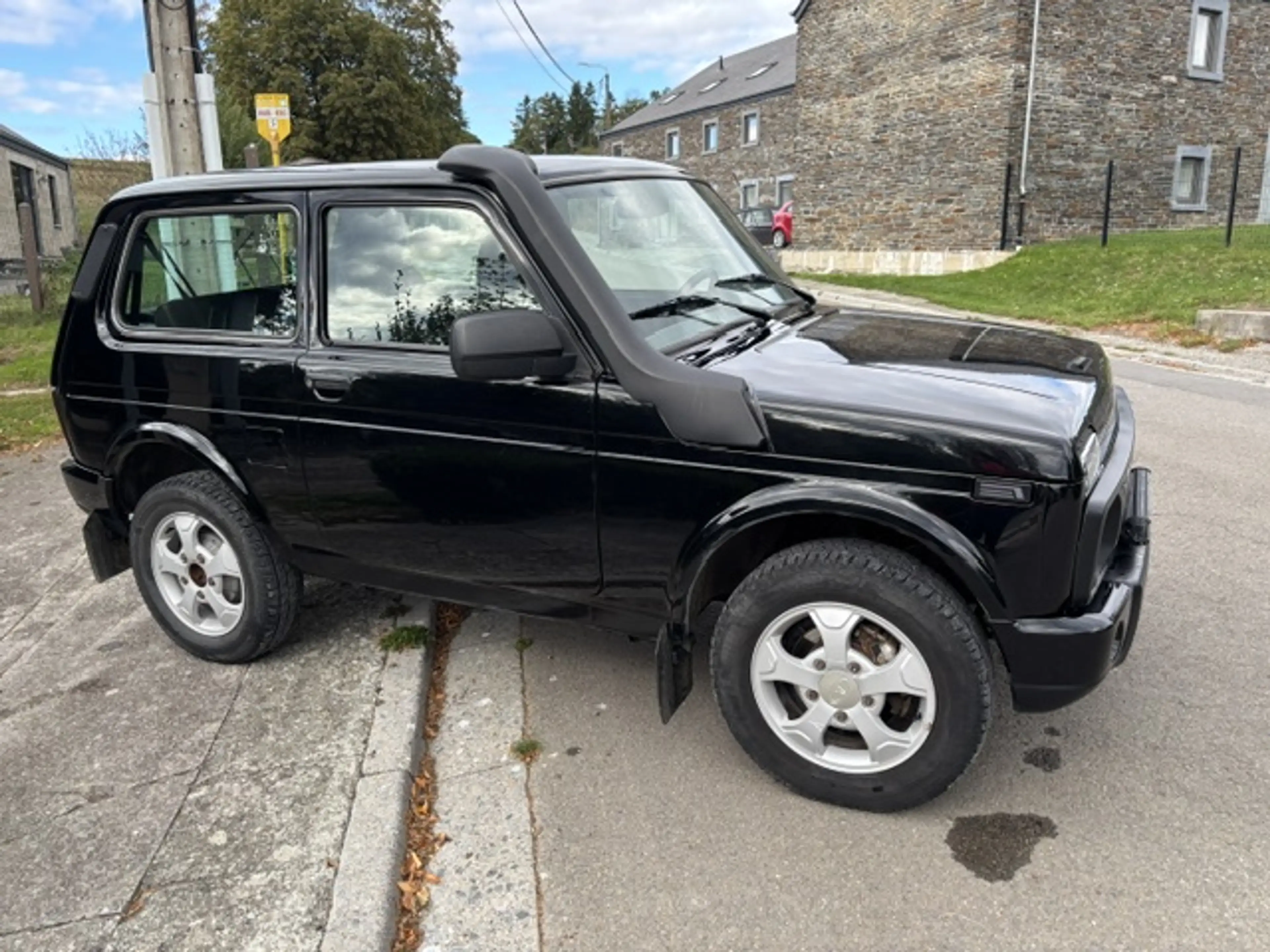 Lada Niva Niva 1.7i — photo 2