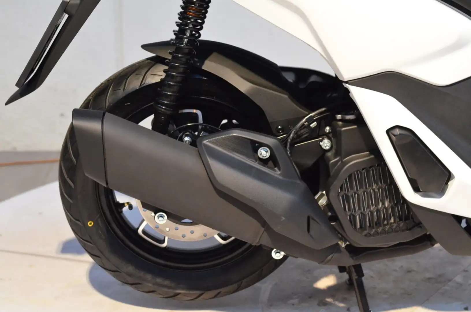 Voge SFIDA SR16 MY25 - NUOVO IN PRONTA CONSEGNA Белый - 2