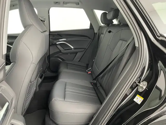 Audi Q5 view 11