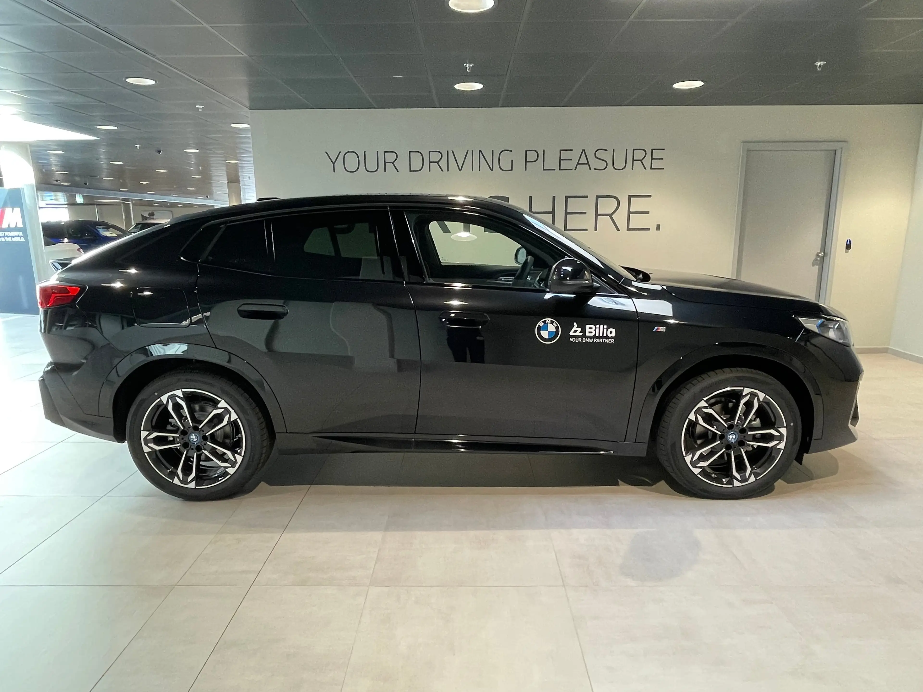 BMW iX2 iX2 eDrive20 — photo 3