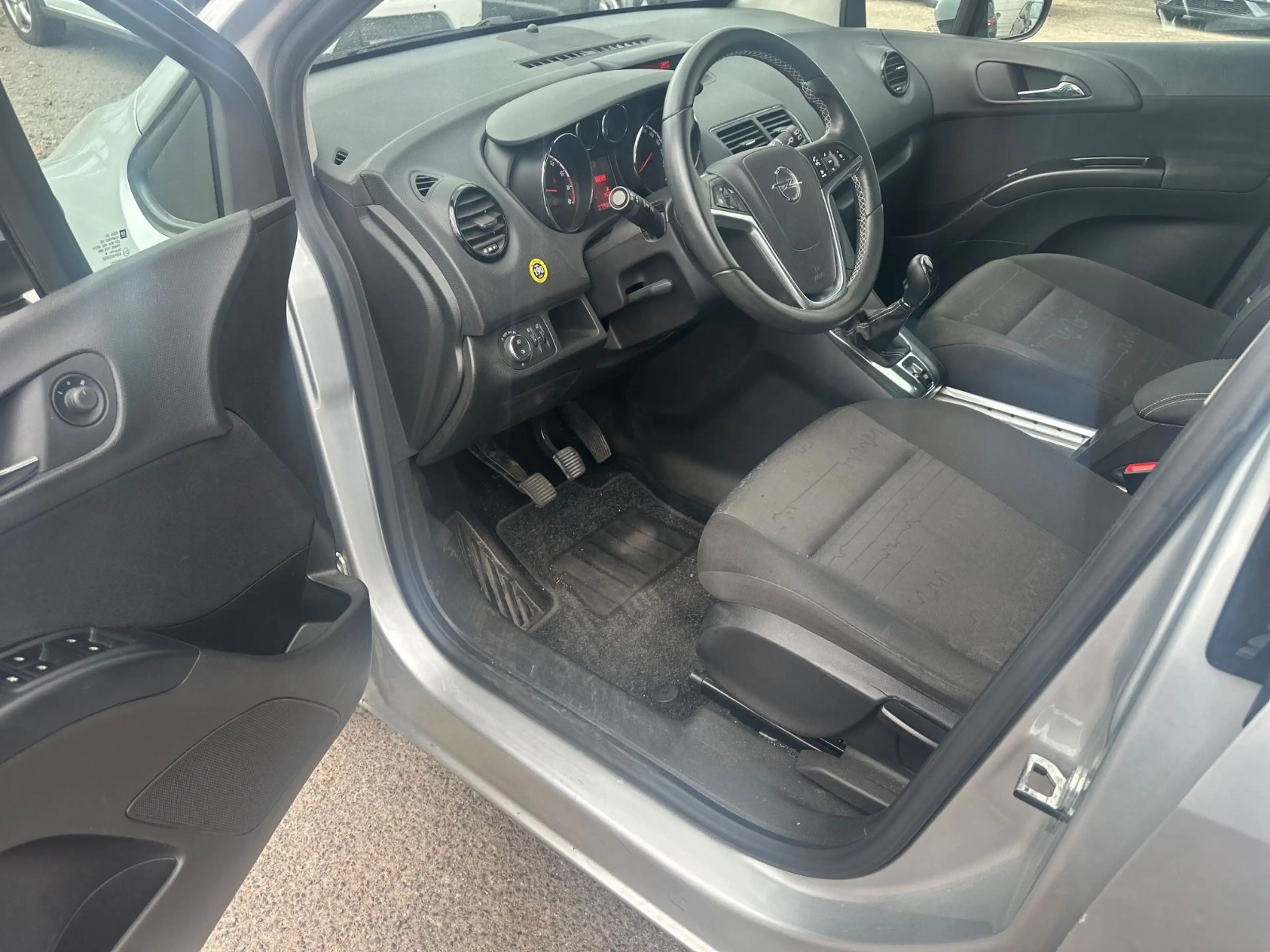 Opel Meriva B Edition — photo 9
