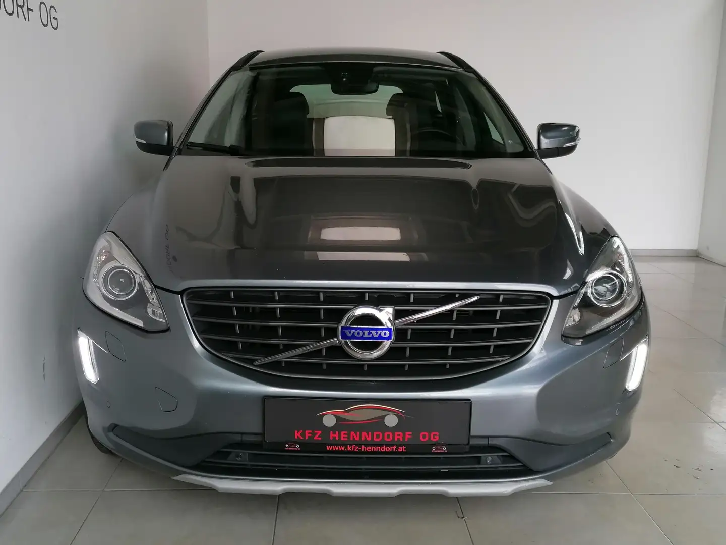 Volvo XC60 Kinetic 2WD ab € 250 / Monat Grau - 2