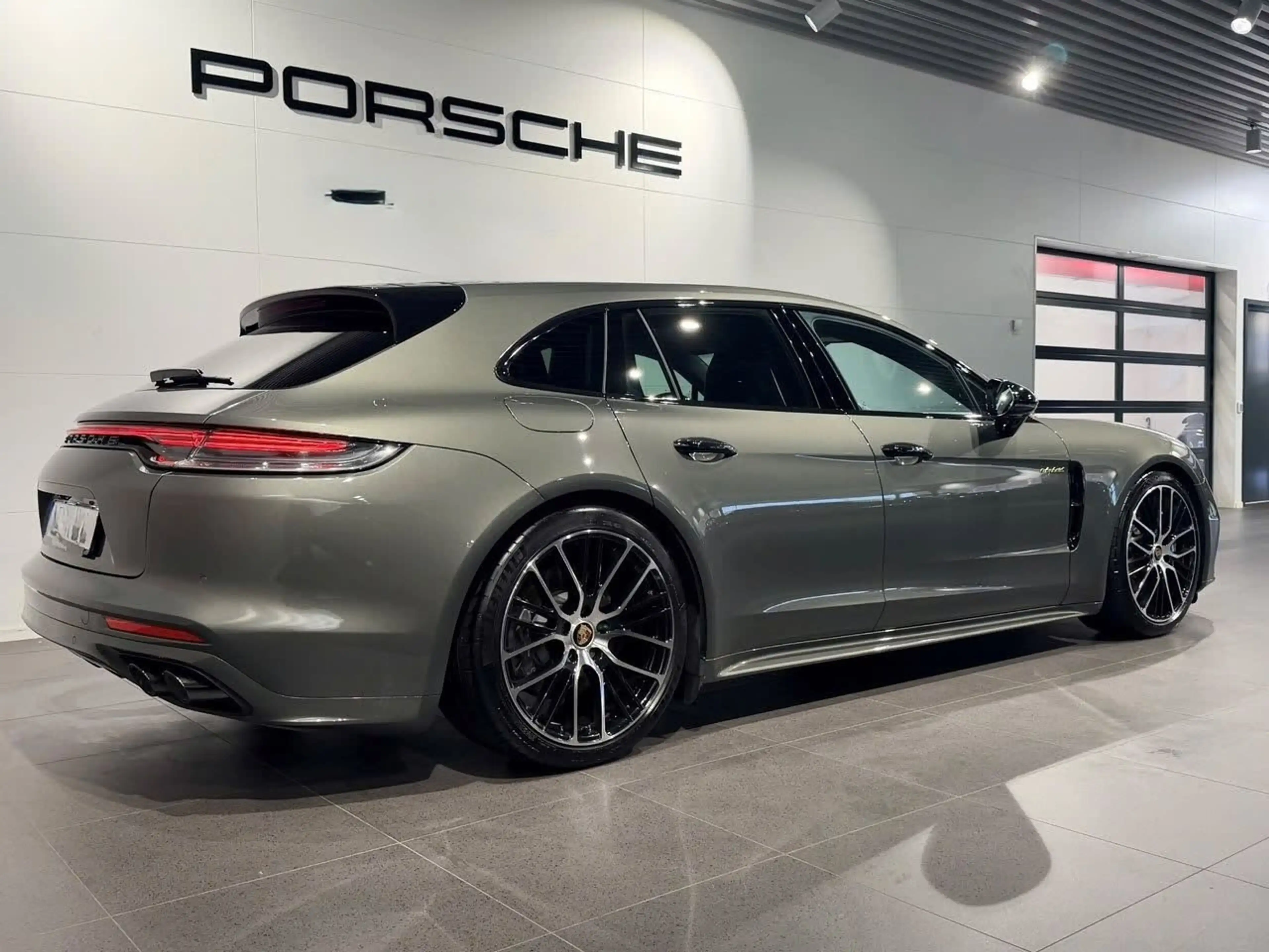 Porsche Panamera Sport Turismo 4 E-Hybrid Platinum Edition — photo 11