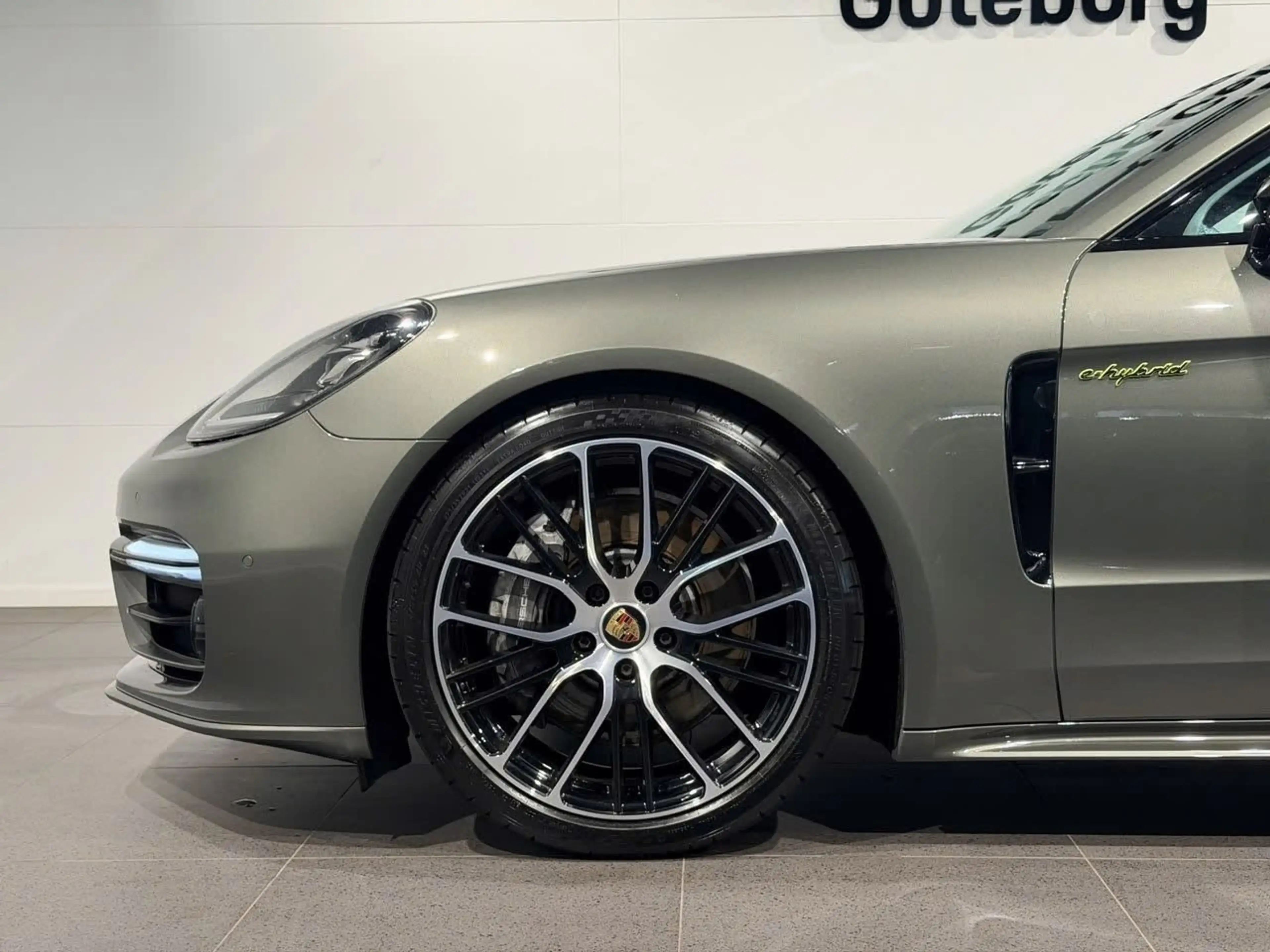 Porsche Panamera Sport Turismo 4 E-Hybrid Platinum Edition — photo 3