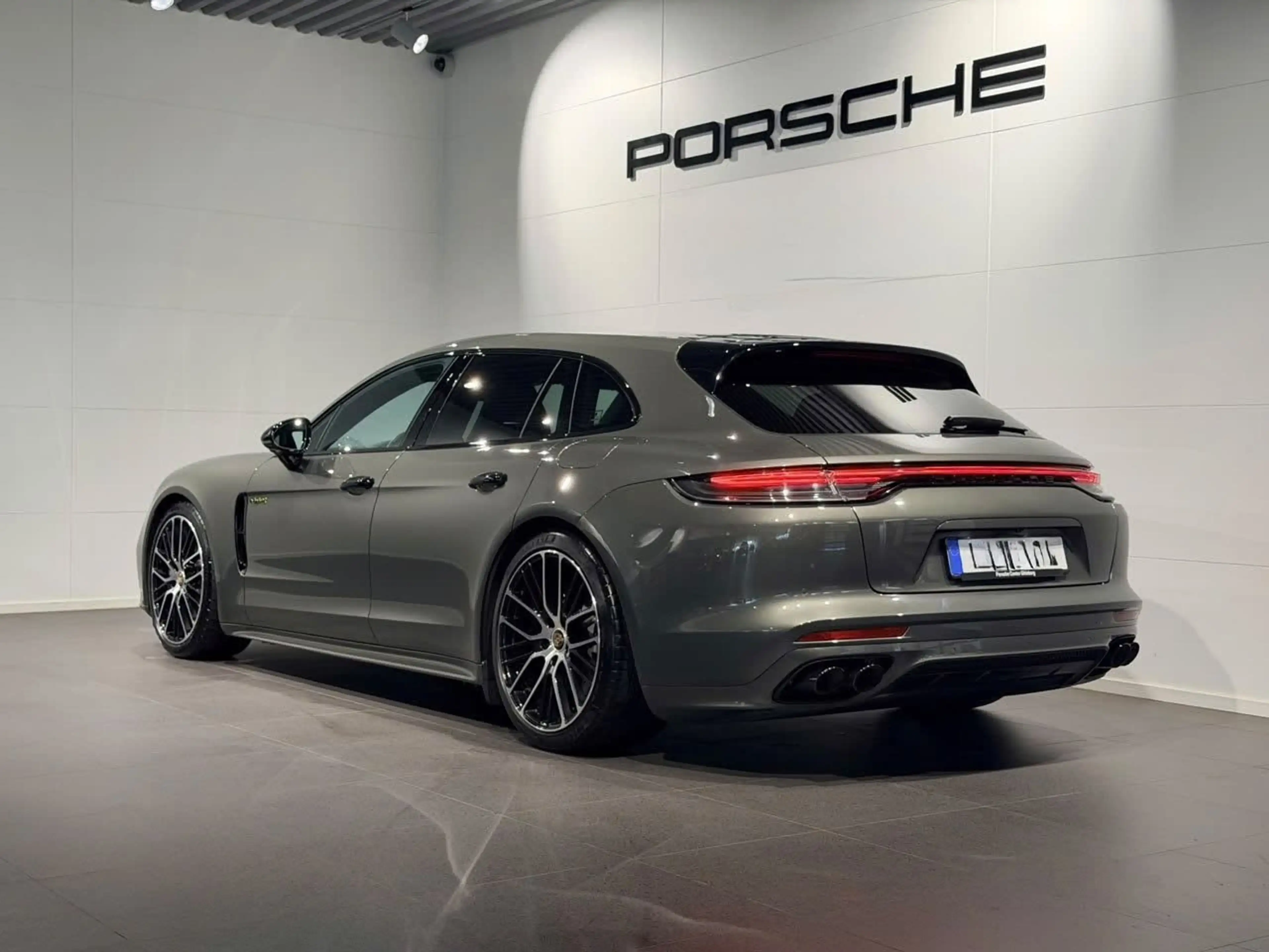 Porsche Panamera Sport Turismo 4 E-Hybrid Platinum Edition — photo 12