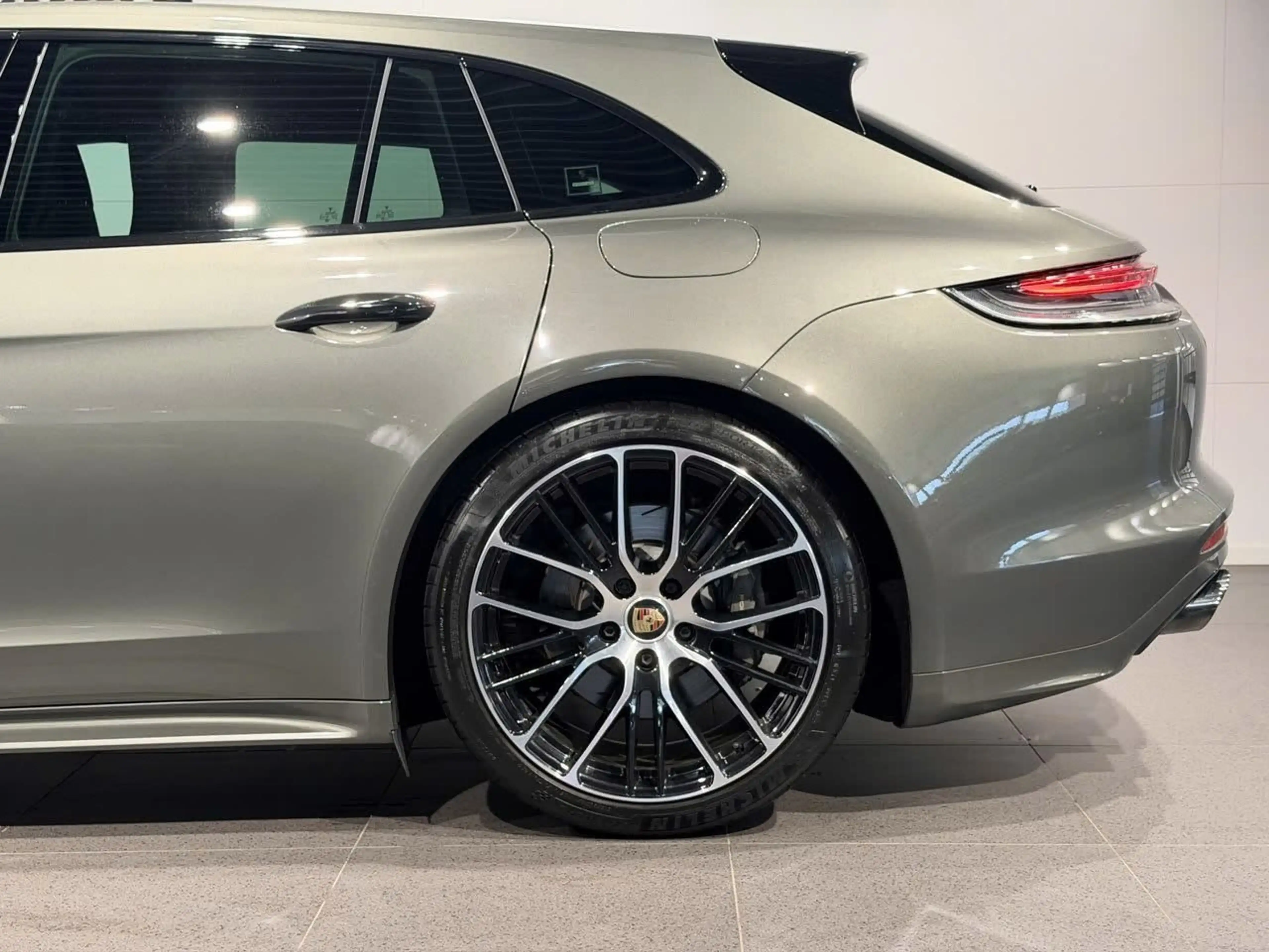 Porsche Panamera Sport Turismo 4 E-Hybrid Platinum Edition — photo 9