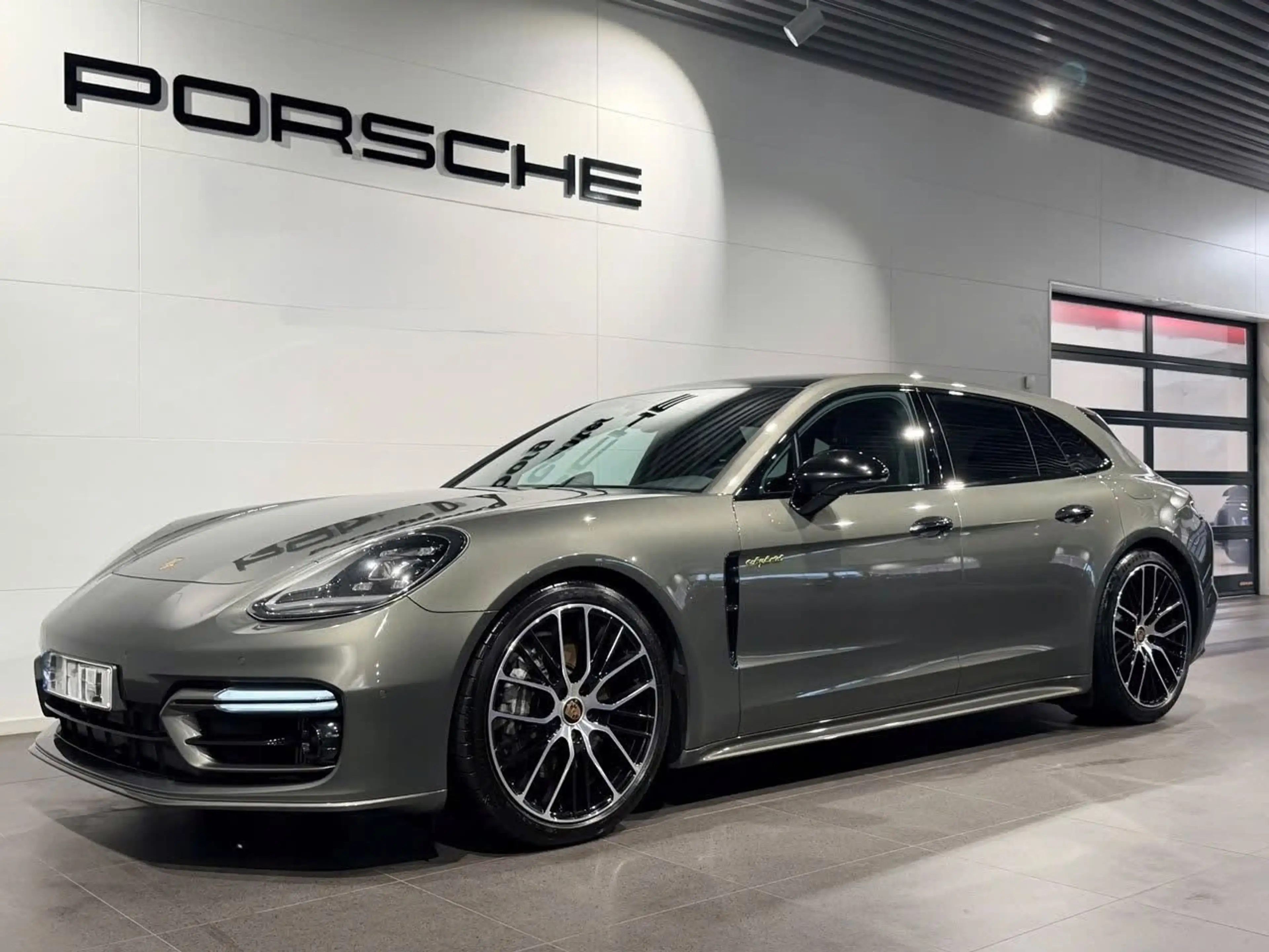 Porsche Panamera Sport Turismo 4 E-Hybrid Platinum Edition — photo 7