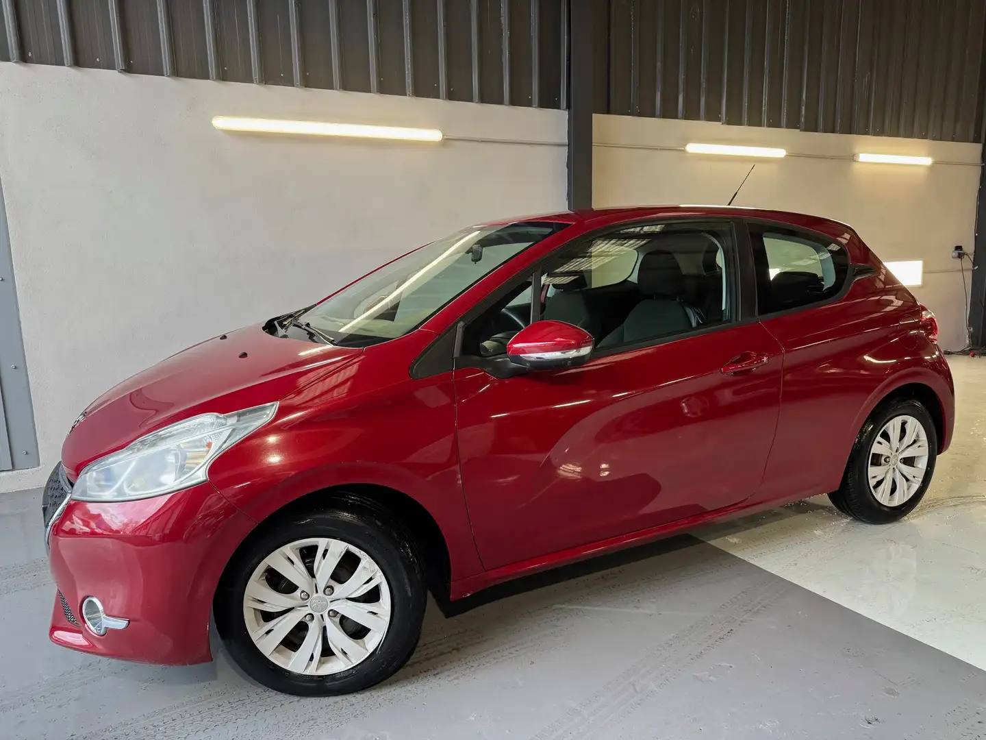 Peugeot 208 1.0 VTi 68ch BVM5 Active Червоний - 1