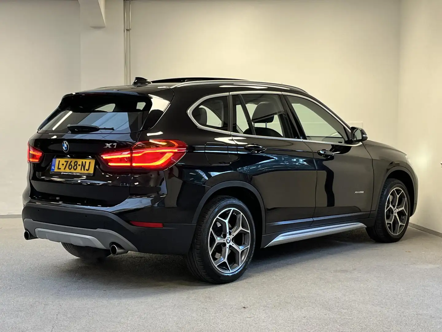 BMW X1 xDrive20i High Executive | LEDER | CAMERA | PANO | Zwart - 2