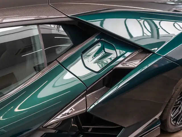 Lamborghini Revuelto view 13