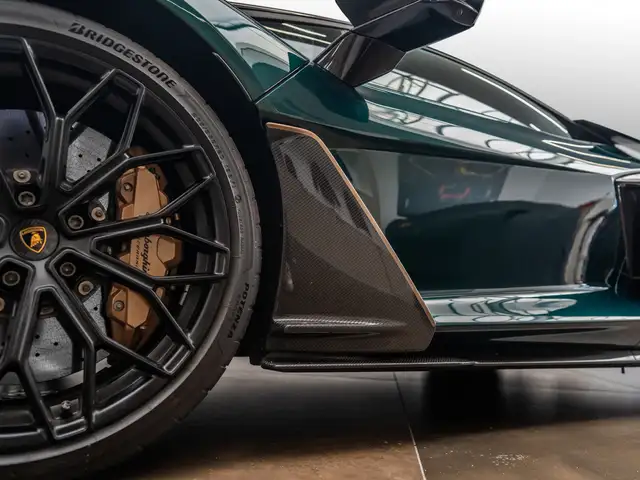 Lamborghini Revuelto view 11