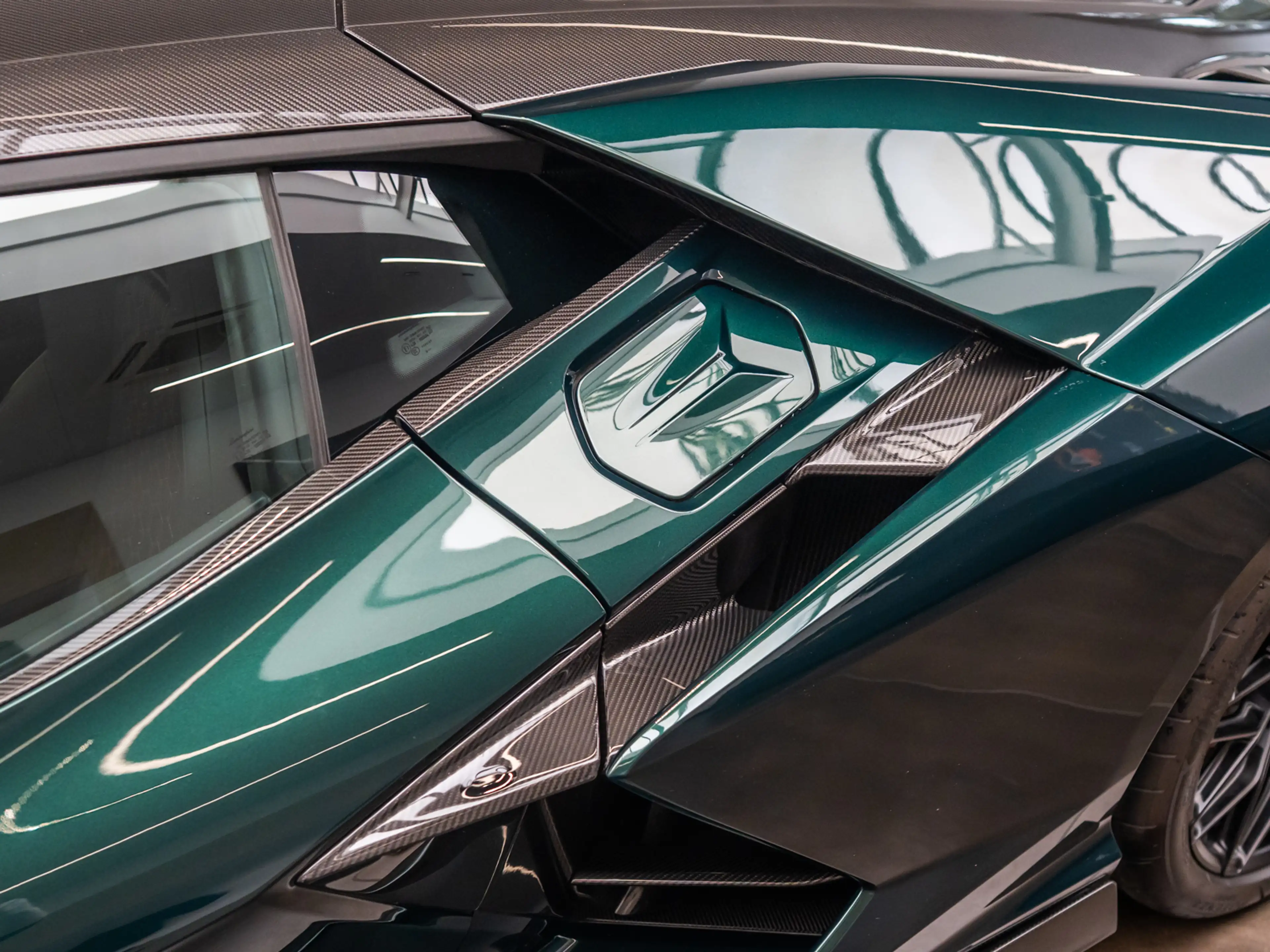 Lamborghini Revuelto MY25|Verde Hydra|Carbon ext.|Comf.Seat — photo 13