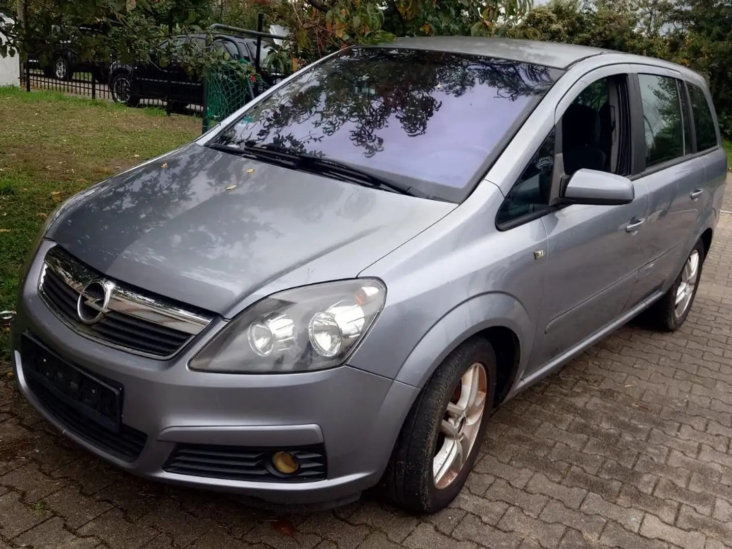 Opel Zafira 2.2 Automatik Grijs - 1