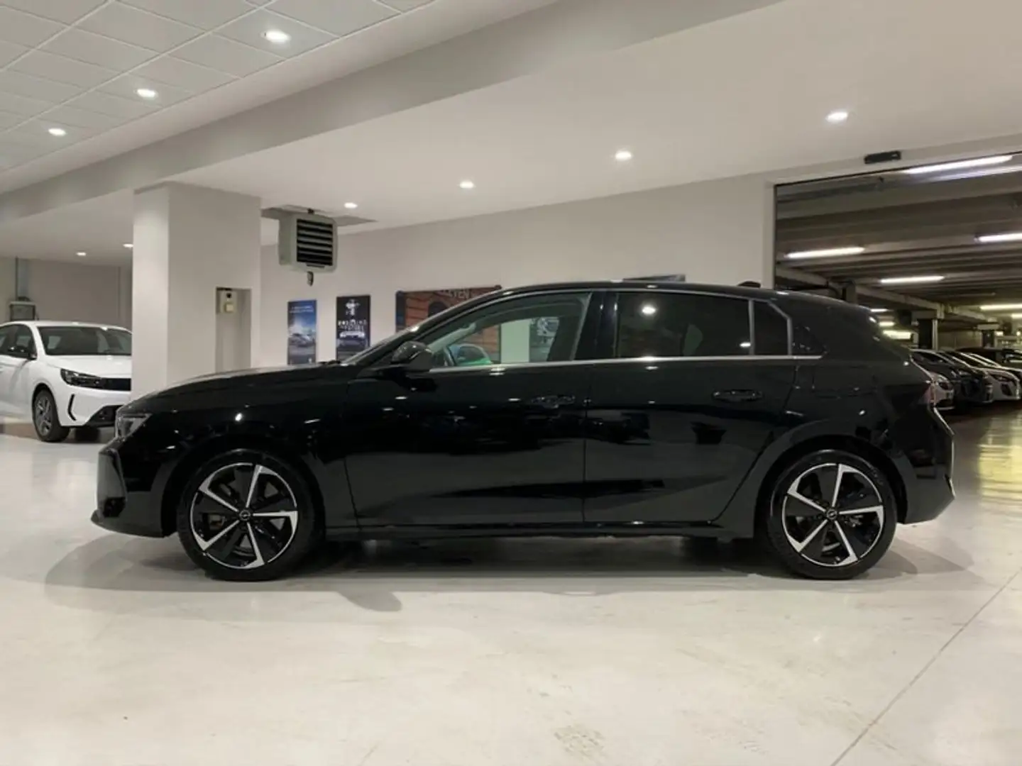 Opel Astra ST 1.6 180cv Hybrid Business Elegan. AT8 Black - 2