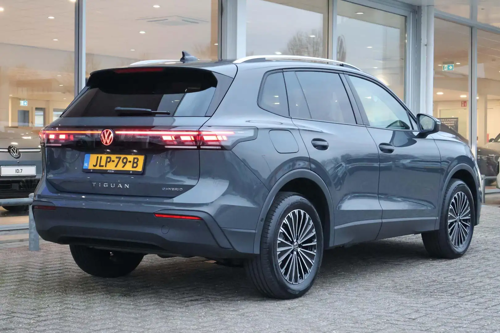 Volkswagen Tiguan 1.5 eHybrid 204pk Life Edition | SoH 98% | Trekhaa Gris - 2