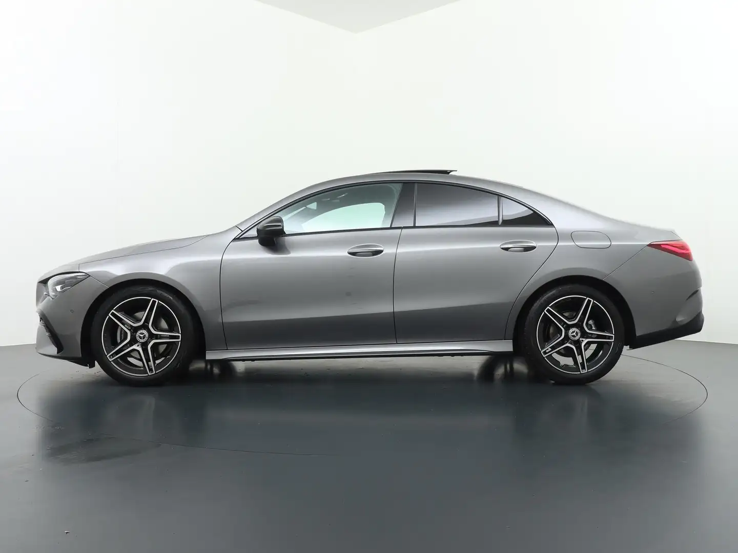Mercedes-Benz CLA 180 Star Edition AMG Line | Panorama - Schuifdak | Nig Grijs - 2