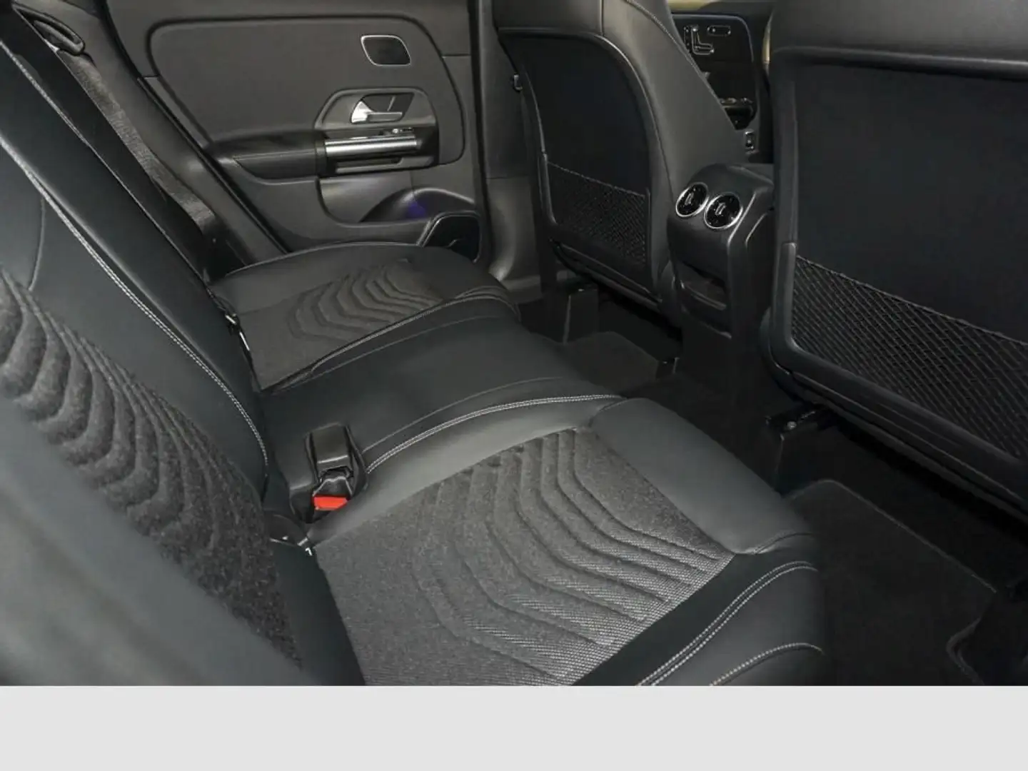 Mercedes-Benz GLA 180 Luxury Line Zwart - 2