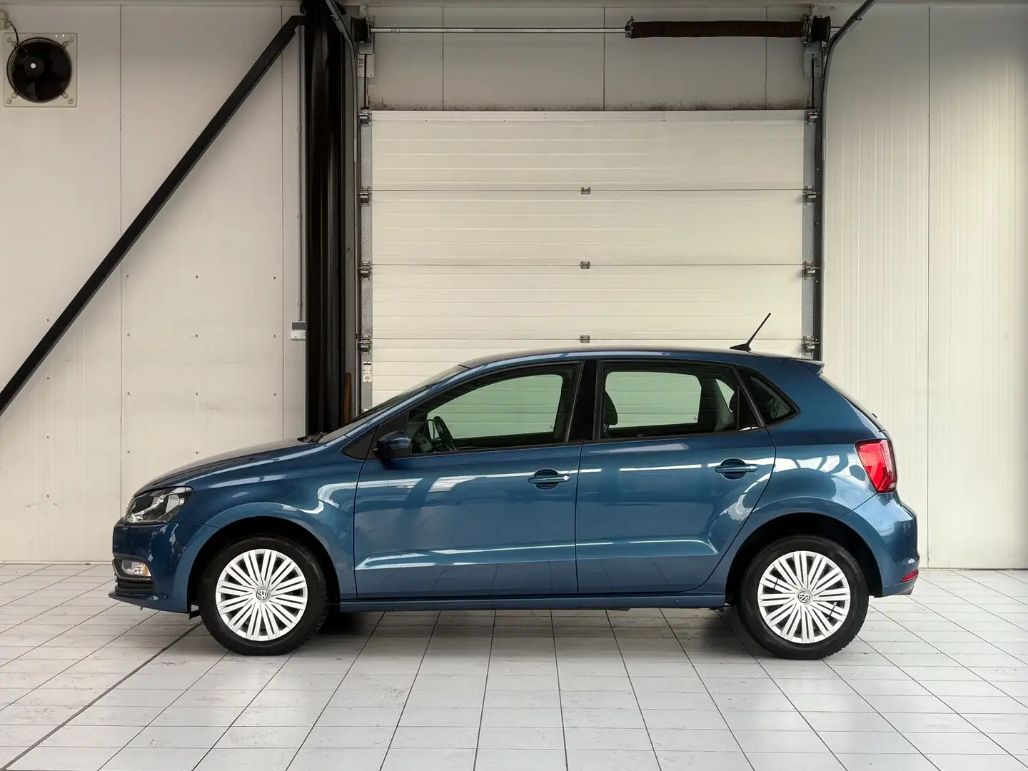 Volkswagen Polo Polo 1.2 TSI *GPS * PDC * 5 PORTES * 1ER PROP * Bleu - 2