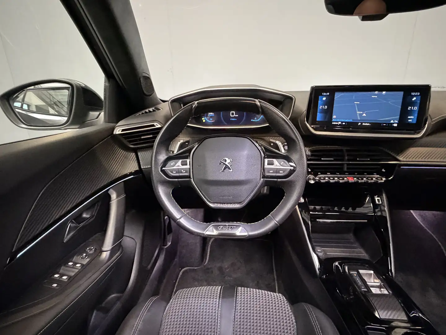 Peugeot 2008 1.2 PureTech GT 155pk|Pano|Stoelverwarming| Grau - 2