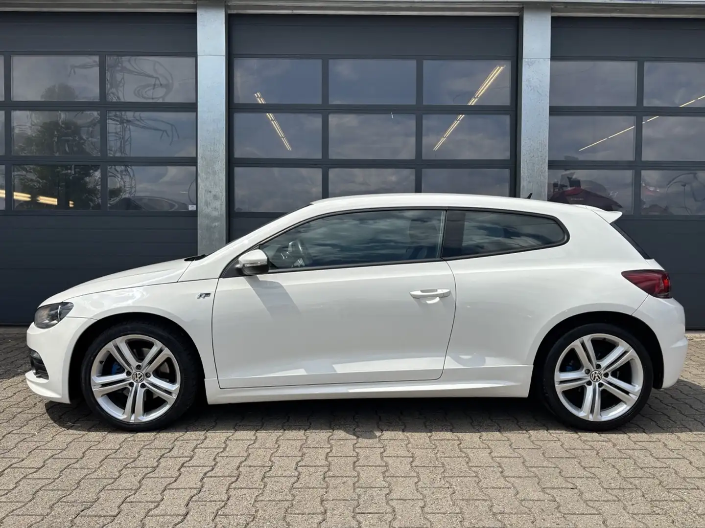 Volkswagen Scirocco 2.0 TSI 210 pk Automaat R-Line Wit - 2