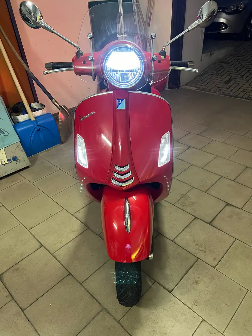 Vespa GTS 300 Rood - 1