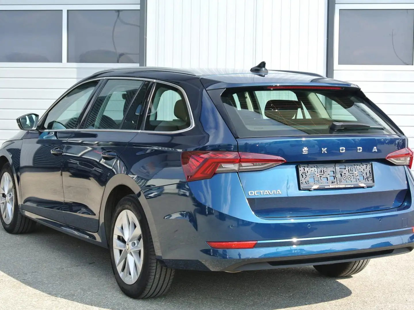 Skoda Octavia Kombi 2,0 TDI PREMIUM * virt. Cockpit * LED * Blau - 2