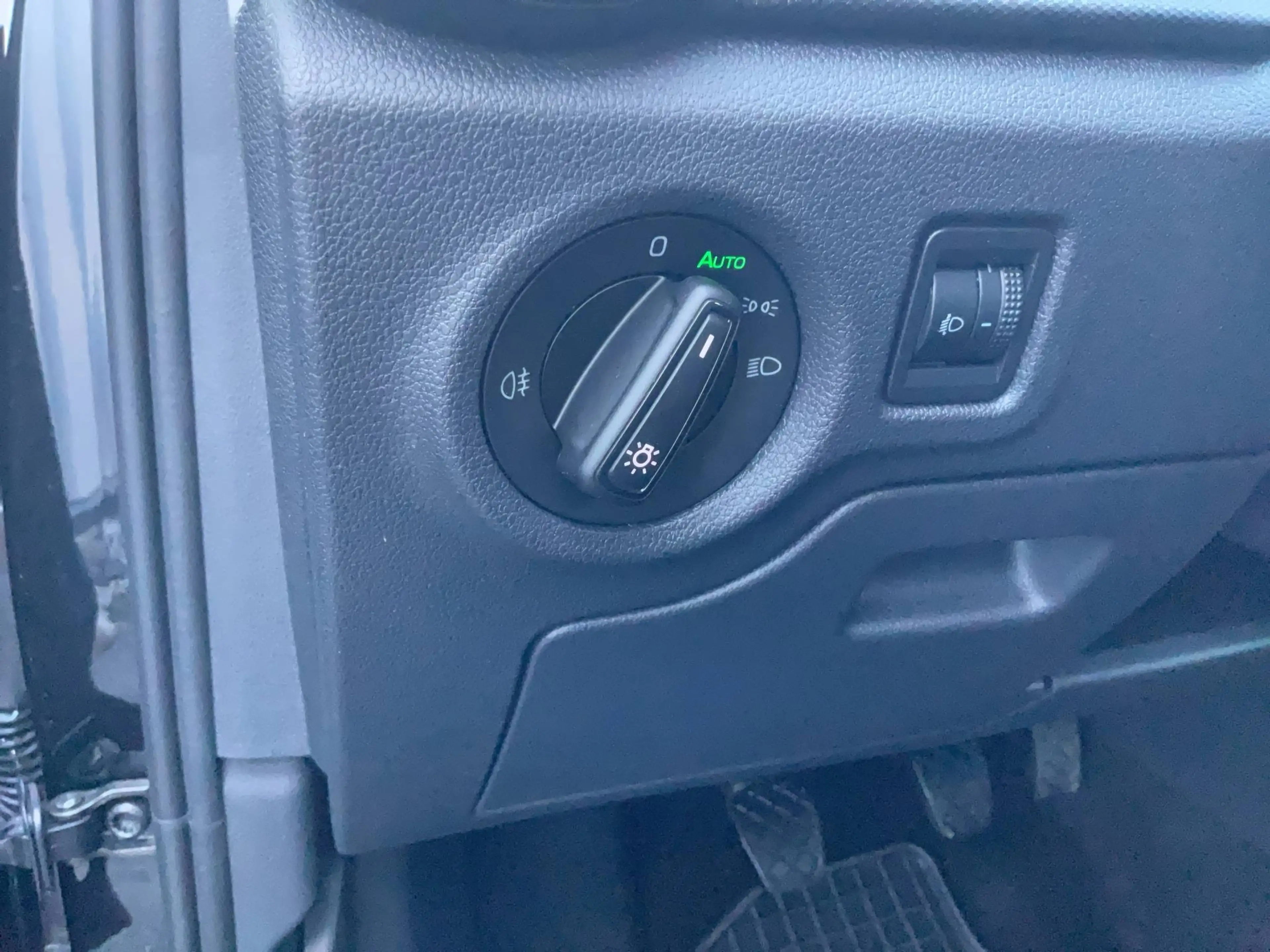 Skoda Fabia Fabia Active 1,0 5-Gang mech. Sitzheizung PDC DAB — photo 21