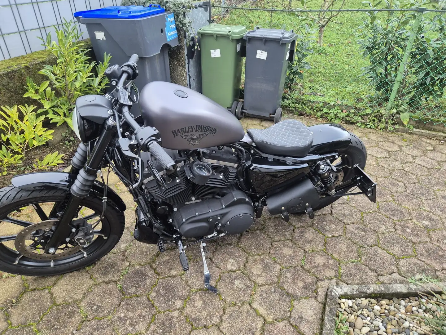 Harley-Davidson Iron 883 Bobber Traum Zustand..... Šedá - 2