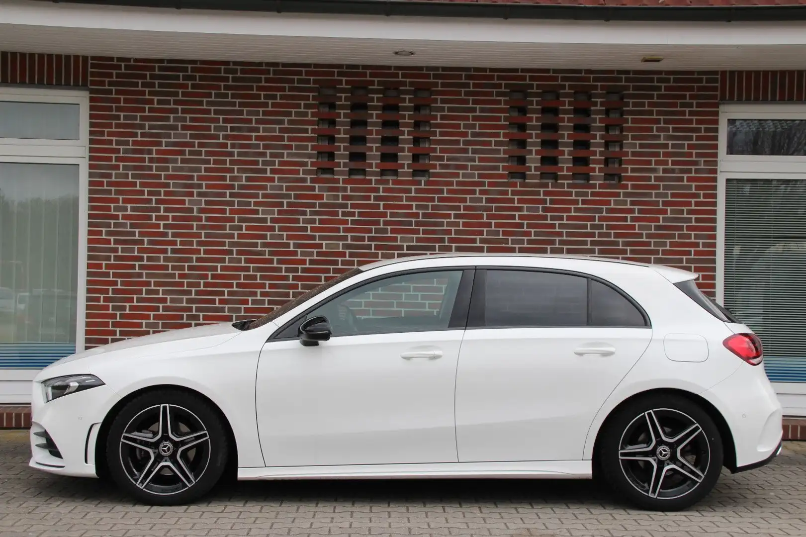 Mercedes-Benz A 180 *AMG LINE*NIGHT-PAKET *AMBIENTEN*R-KAMERA* Weiß - 2
