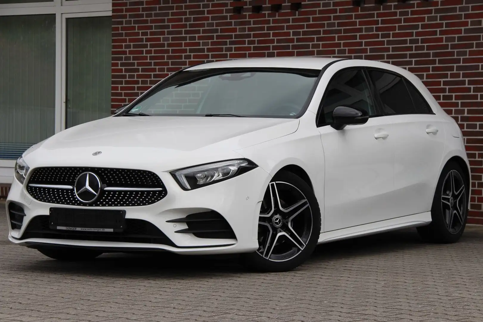 Mercedes-Benz A 180 *AMG LINE*NIGHT-PAKET *AMBIENTEN*R-KAMERA* Weiß - 1