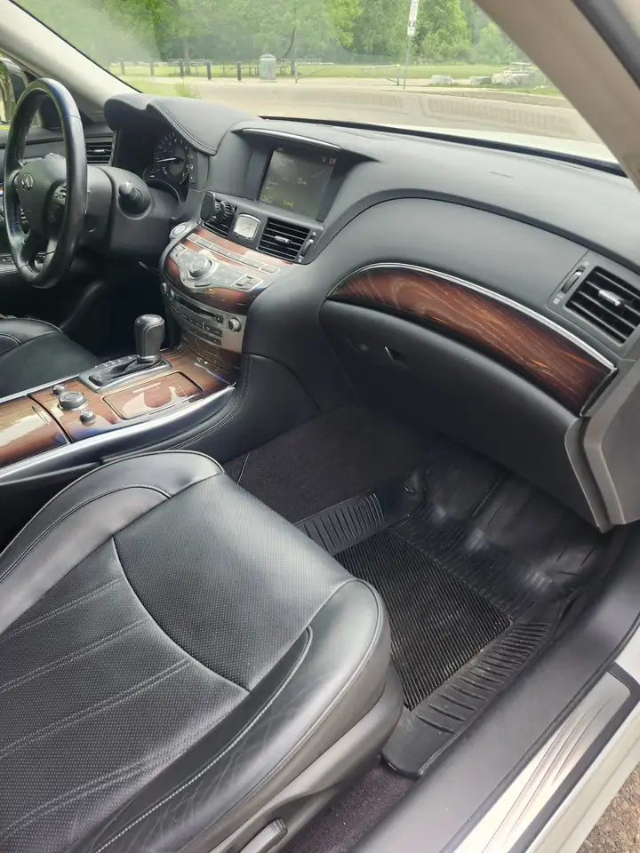 Infiniti Q70 снимка Infiniti Q70