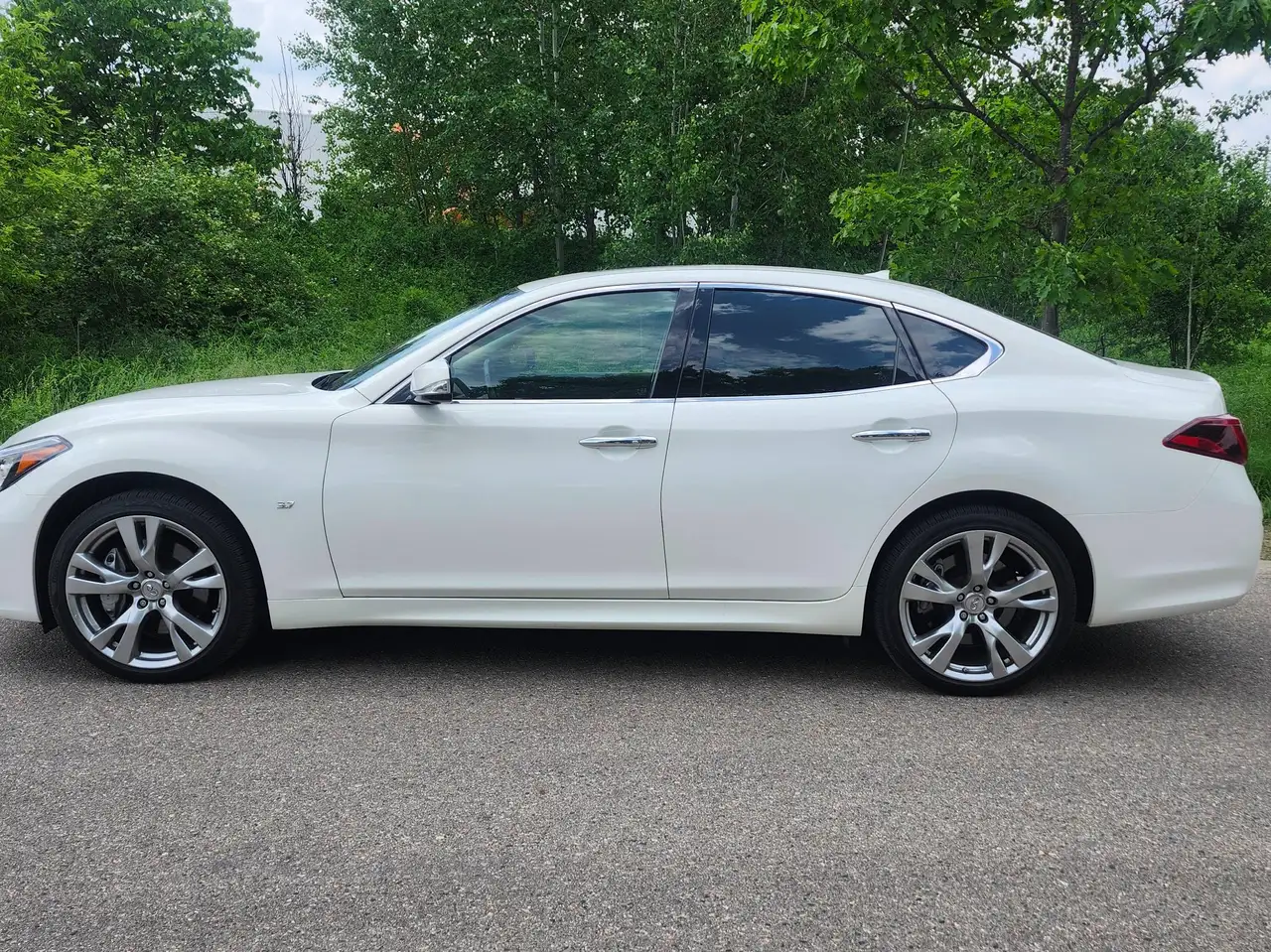 Infiniti Q70 снимка Infiniti Q70