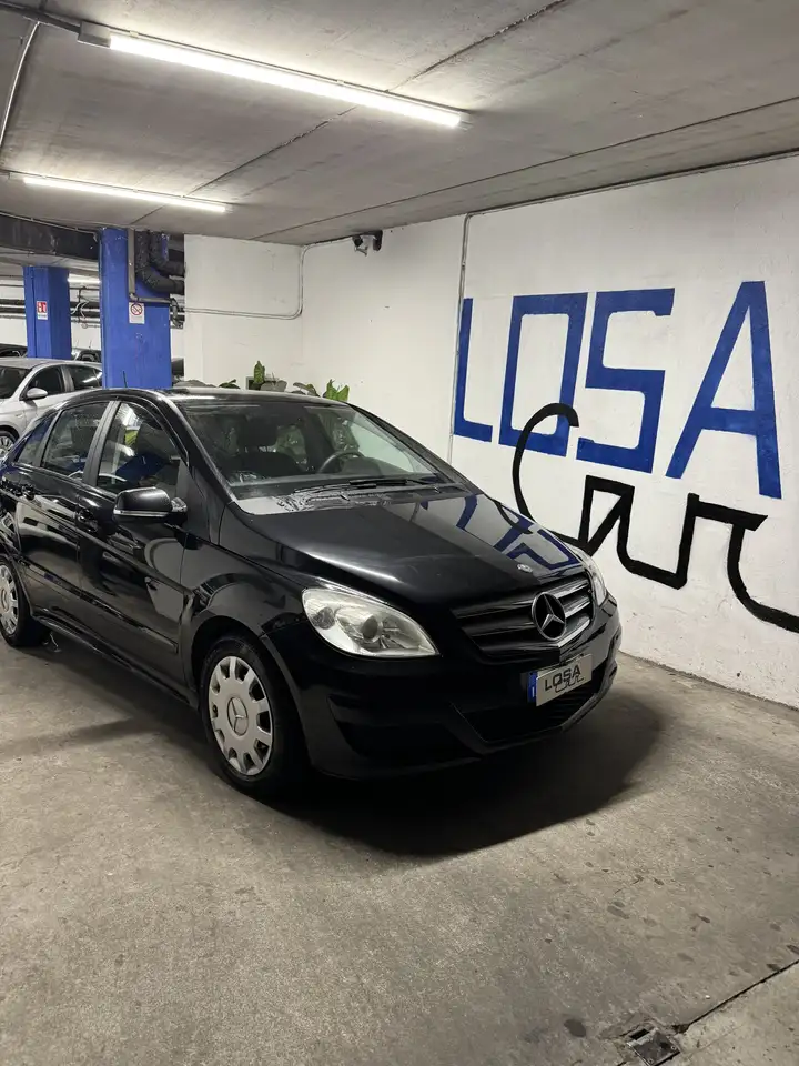Mercedes-Benz B 180