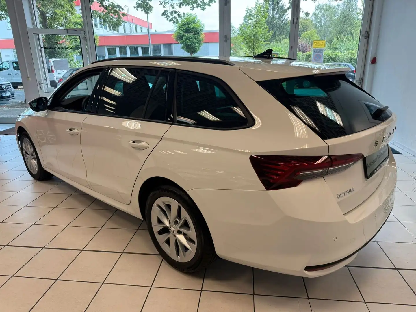 Skoda Octavia Combi 1.5 TSI Selection*ACC*LED*Navi* Weiß - 2