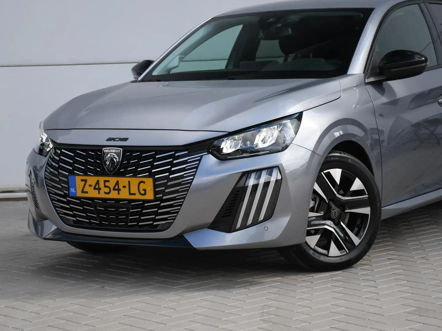 Peugeot 208 Allure 1.2 PureTech 100pk ADAPT. CRUISE | 16''LM | Gris - 2