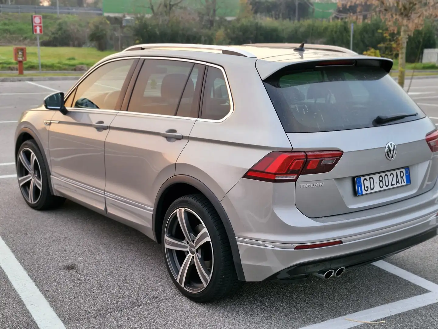 Volkswagen Tiguan Tiguan 2.0 tdi R-Line 150cv dsg Grigio - 2