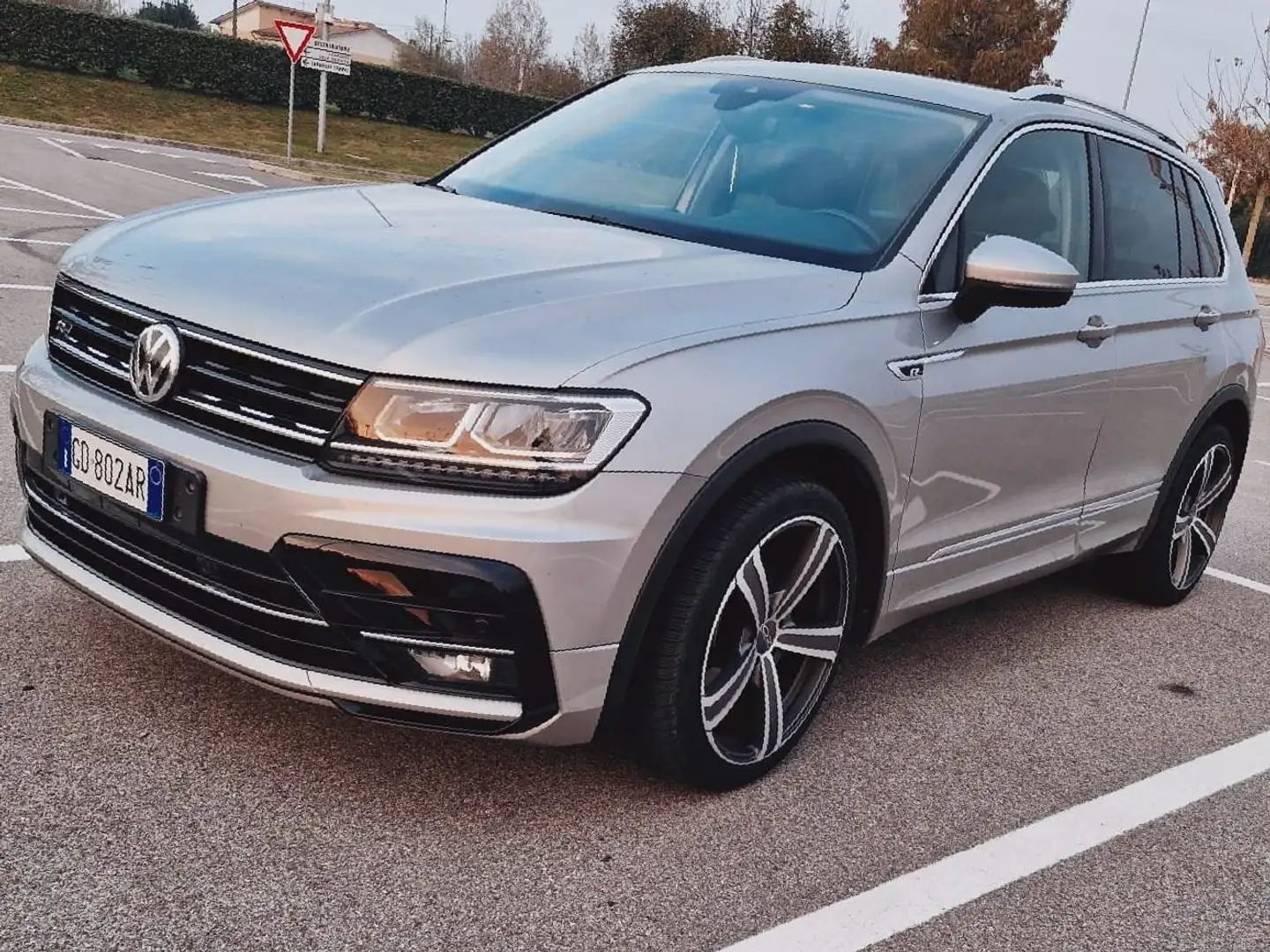 Volkswagen Tiguan Tiguan 2.0 tdi R-Line 150cv dsg Grigio - 1
