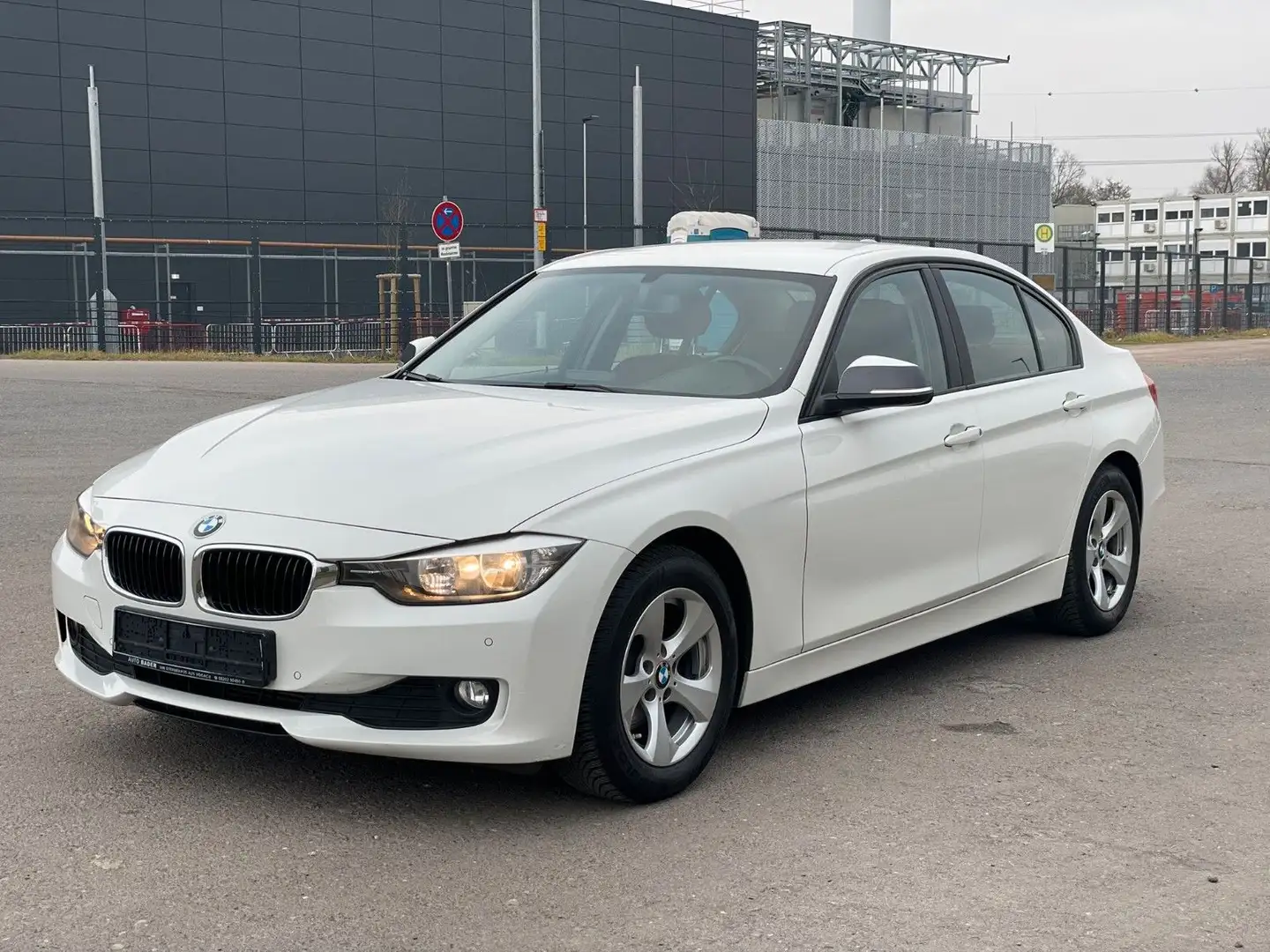BMW 320 i Lim. Automatik AHK PDC Blanc - 2