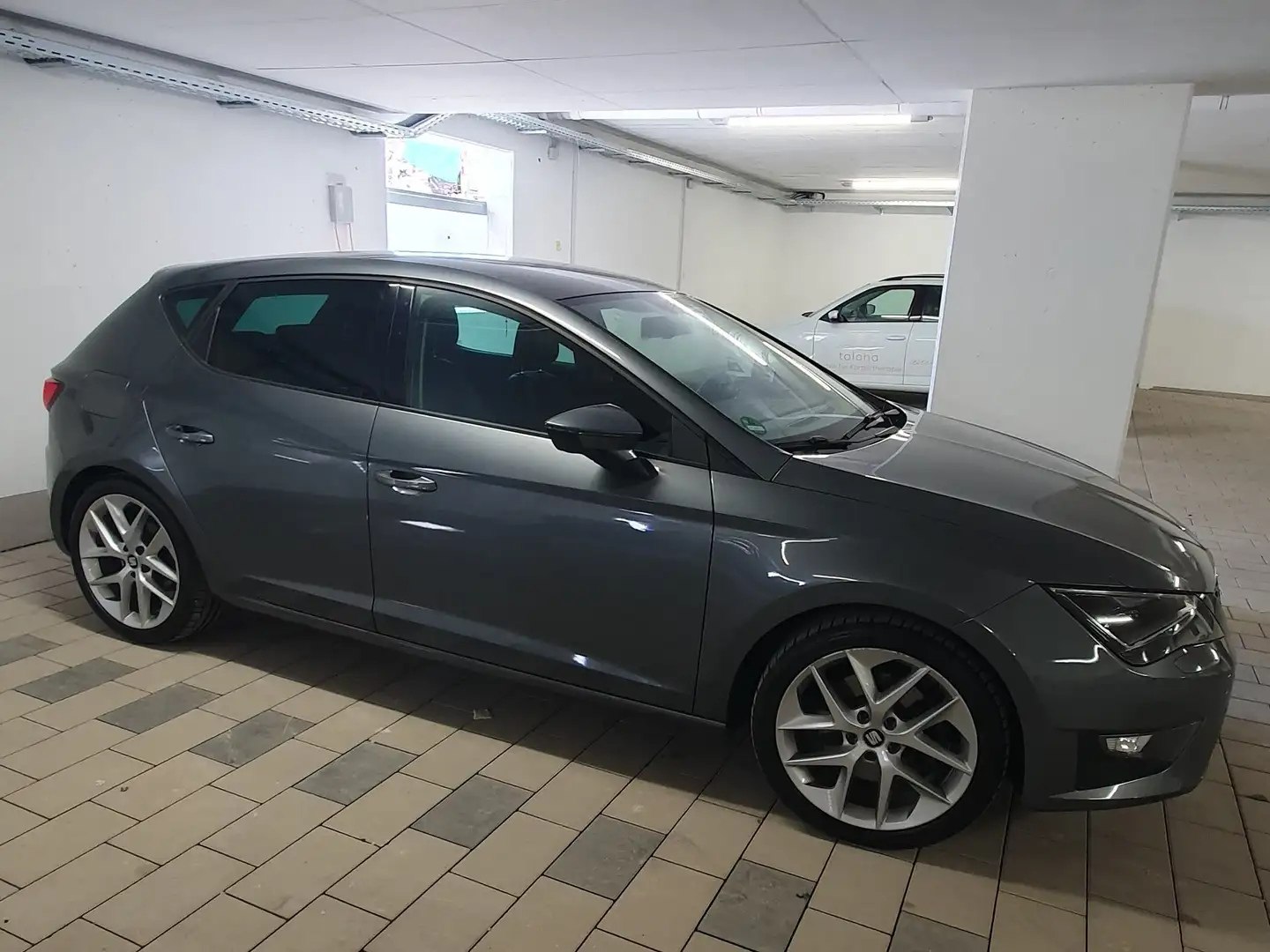 SEAT Leon Leon 1.8 TSI Start Grau - 2