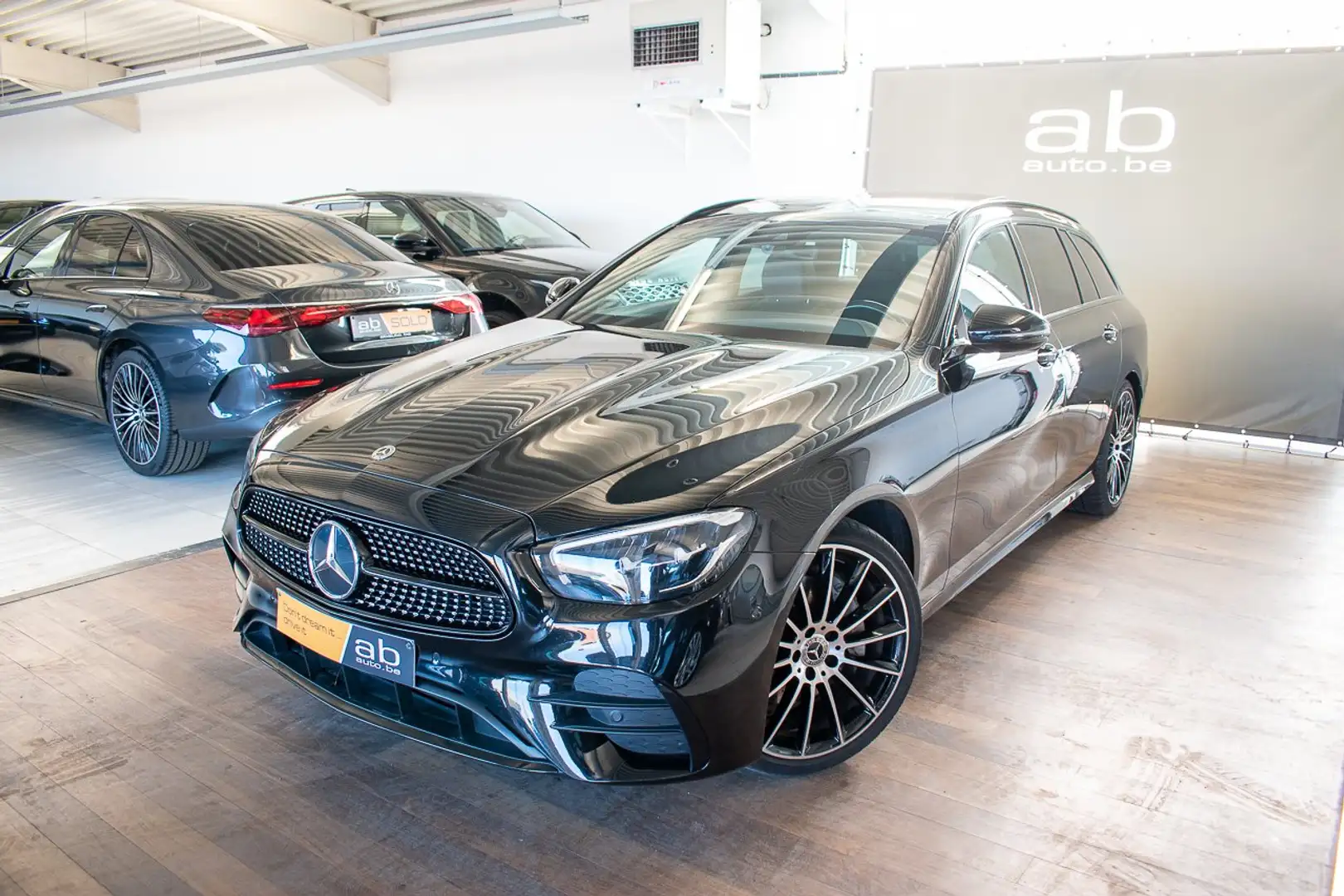 Mercedes-Benz E 200 KOMBI *AMG-LINE*, PANO, APPLE/ANDROID, DRIVER ASS. Zwart - 2