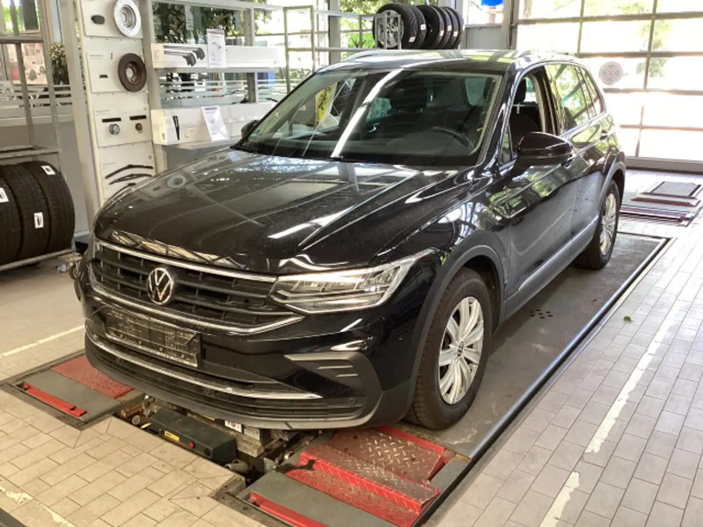 Volkswagen Tiguan 1.5 TSI DSG Active PDC Klima Navi Sitzhzg Schwarz - 2