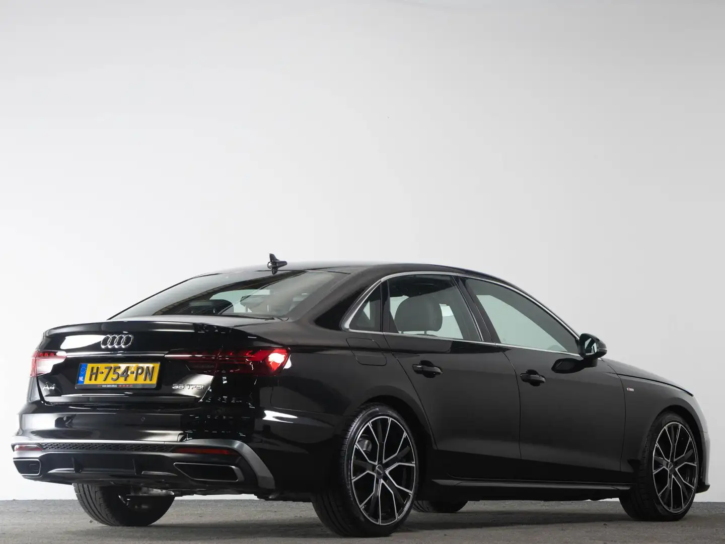 Audi A4 Limousine S-Line 35 TFSI 150 pk Automaat | LED | N Zwart - 2