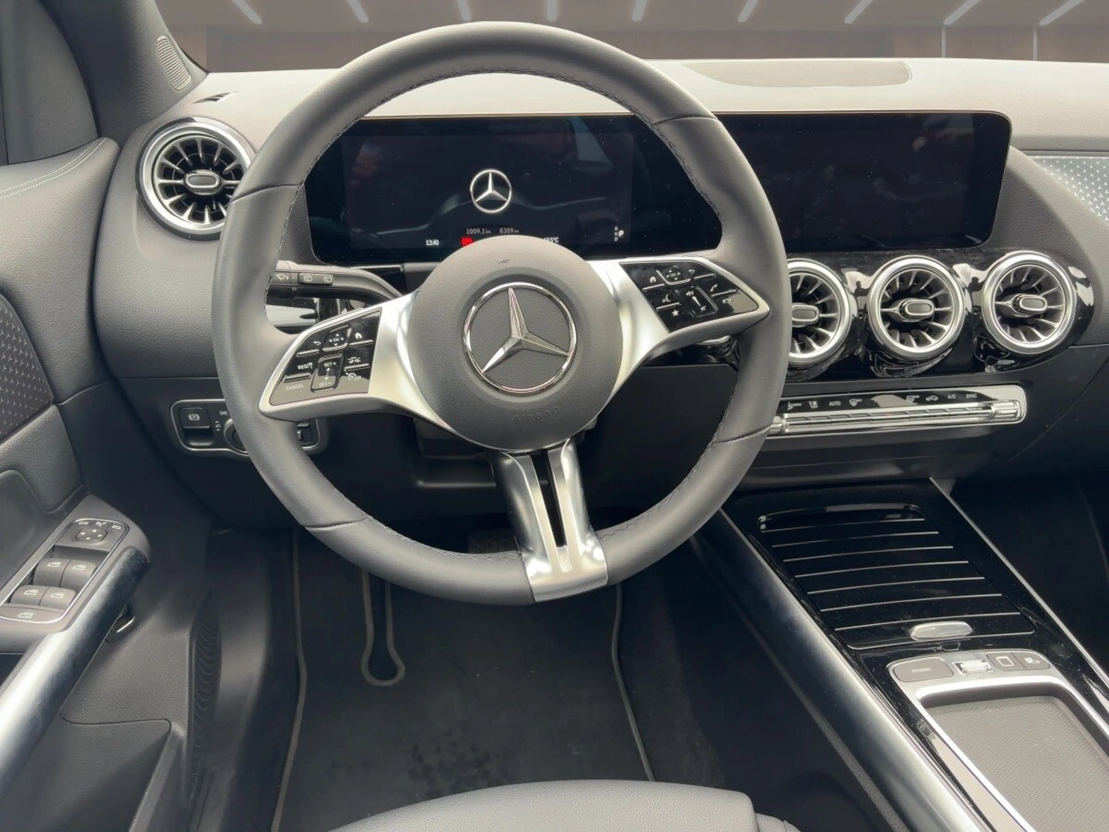 Mercedes-Benz GLA 200 GLA 200 Progressive/Navi/Pano-Dach/Distronic/LED — photo 12